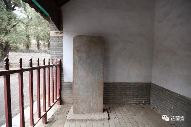 门侧之碑2019年孟子墓沿着神道一路向前走,边走边应付着那位女士的