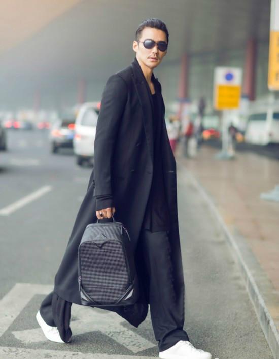 胡兵50岁颜值依旧能打近照变健身博主衣着时尚不输年轻人