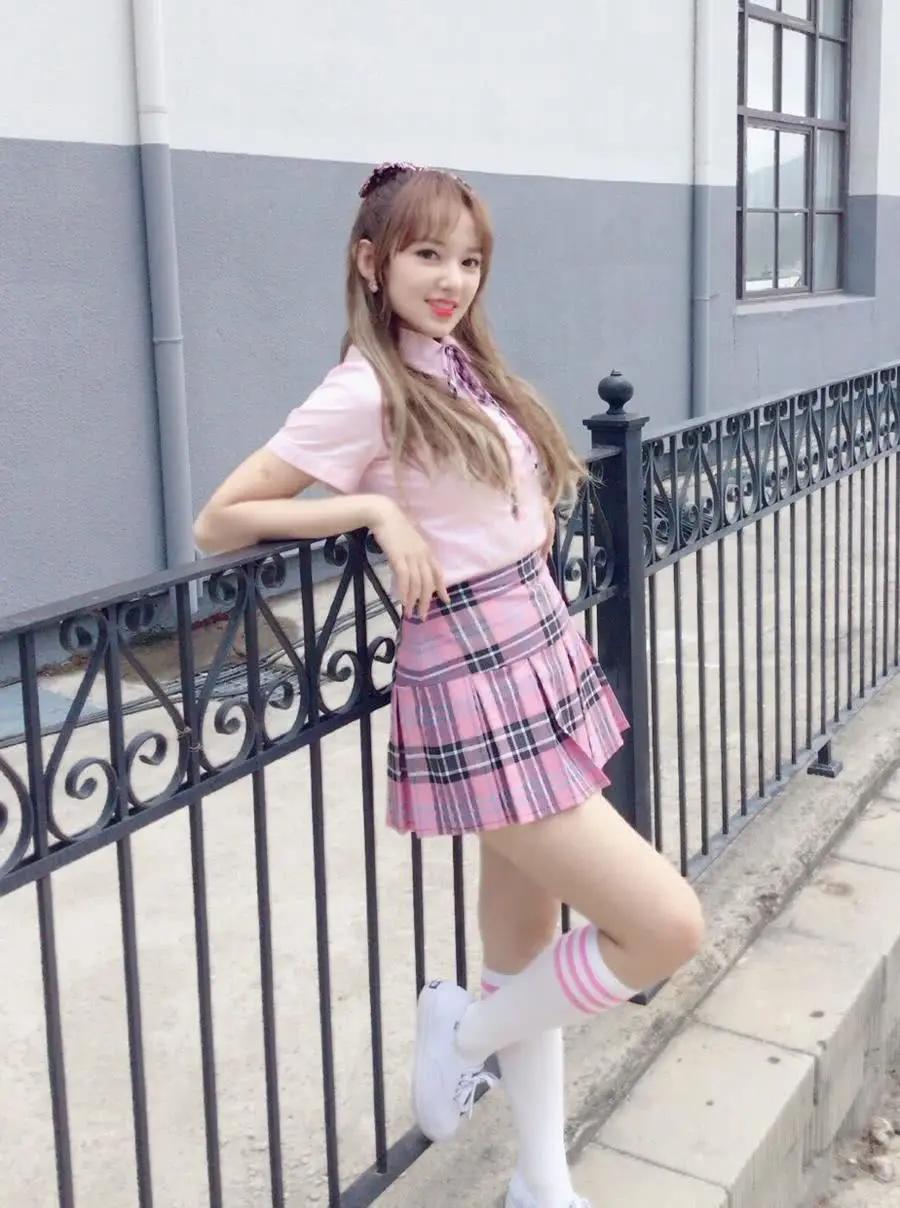 程潇庆祝出道4周年,把皮裤换成了短裙后,这腿是被天使吻过吗?