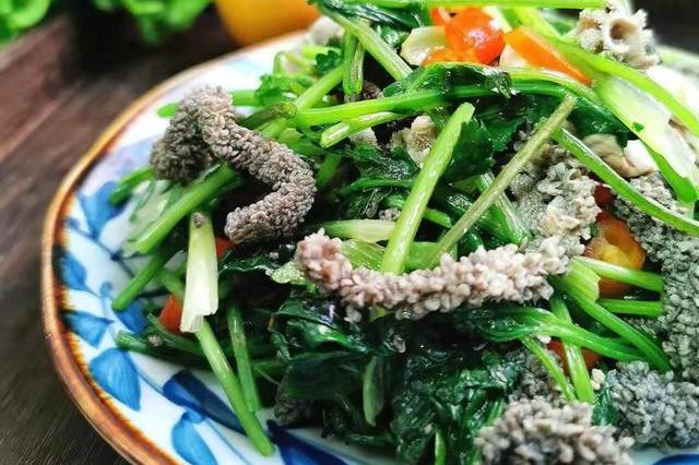 芫爆是指用香菜作為主料與其他食材一起炒制的做法.