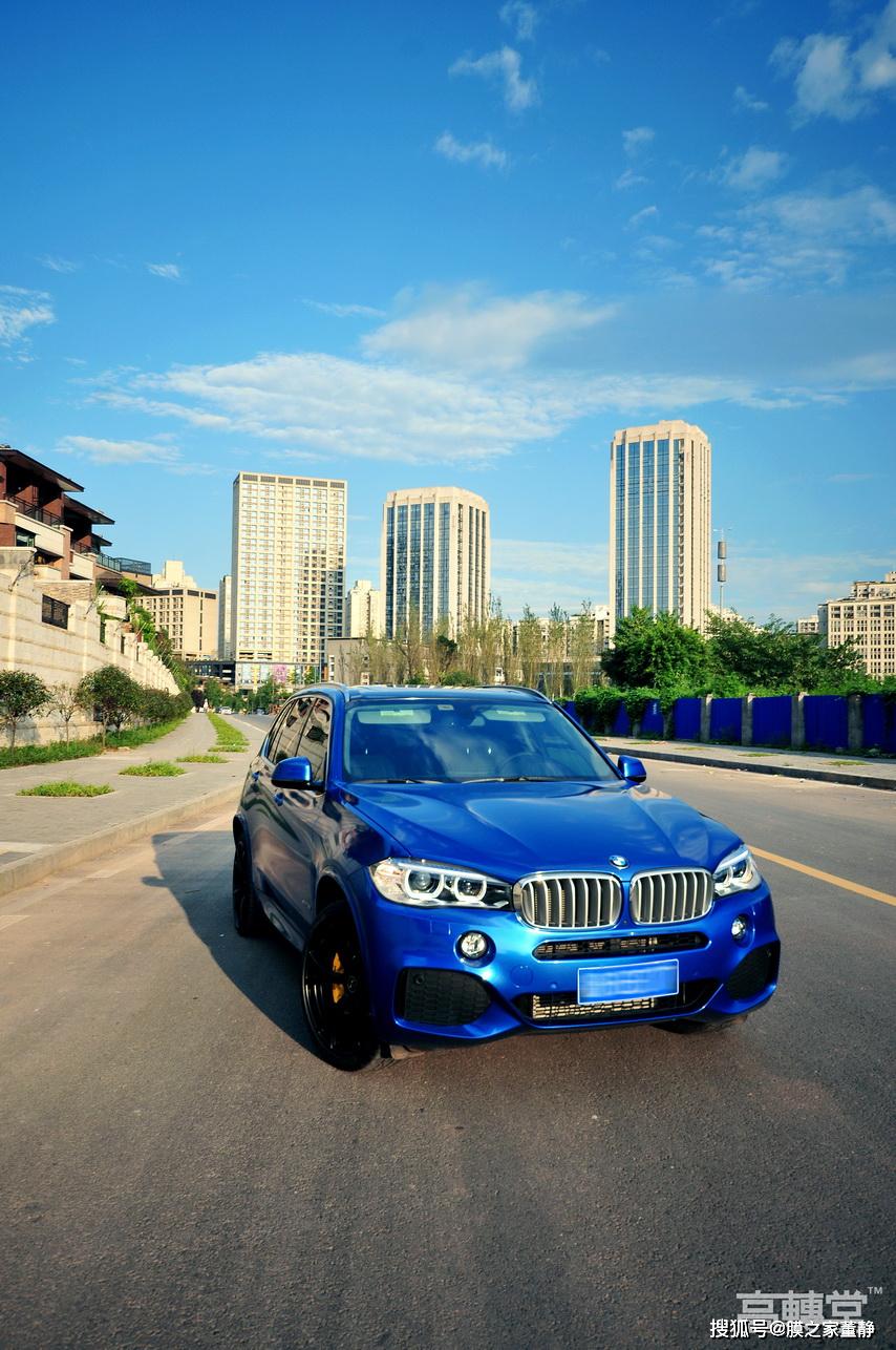 原创今天给大家介绍的是宝马x5改色埃斯托蓝