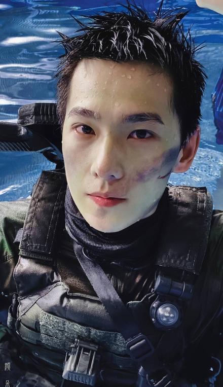 杨洋军艺旧照曝光穿舞蹈练功服人群中最亮眼不愧是军艺校草