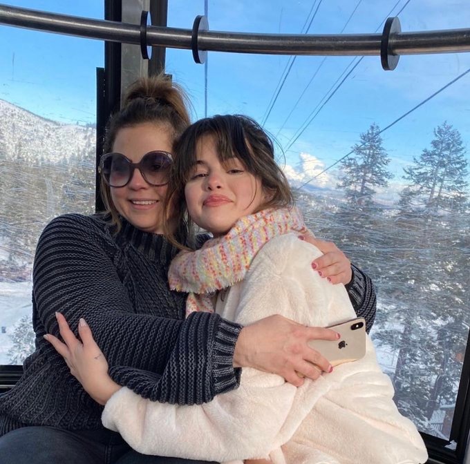 赛琳娜罕见和妈妈同框母女颜值似复制像姐妹母女仨都是小圆脸