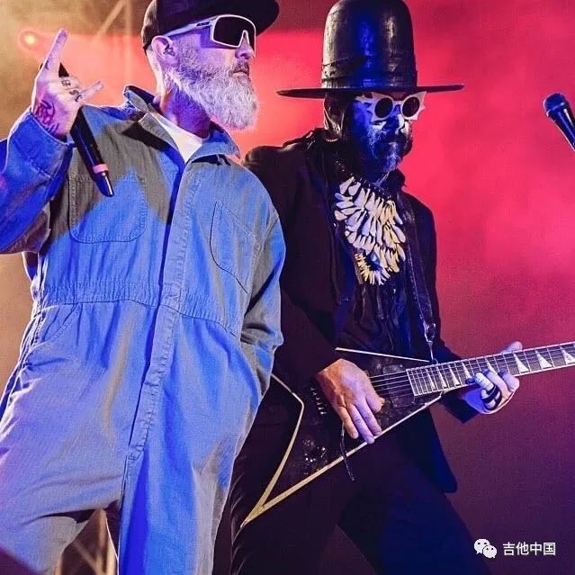 软饼干吉他手带伤演出三根手指一样可以把工作完成