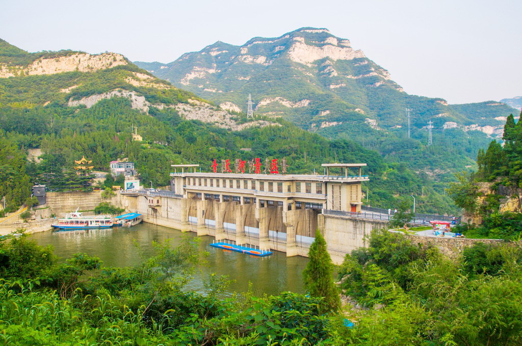 从青天河水库大坝乘坐游船,进入景区,沿水路的栈道已经完工,此景区系