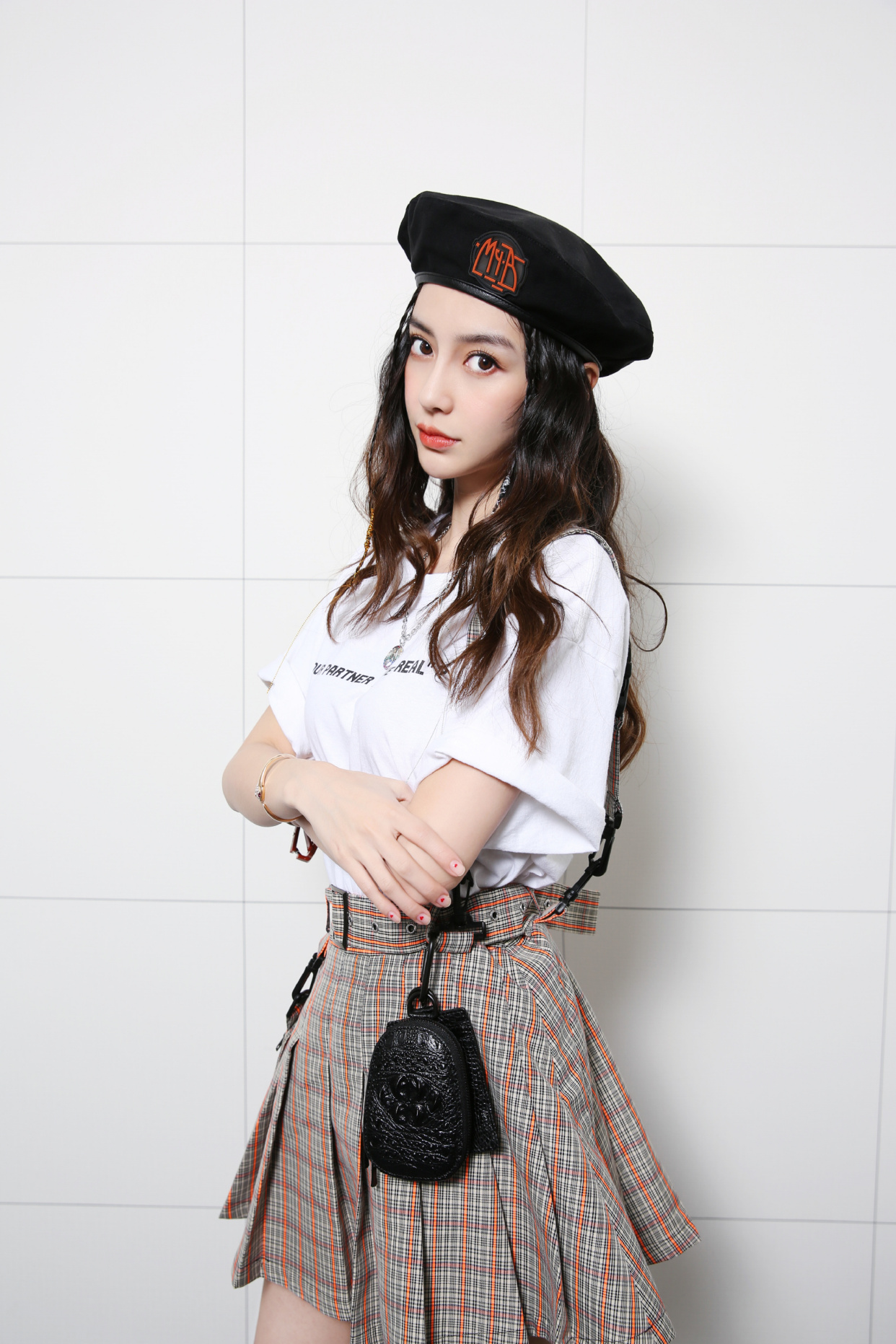 杨颖玩转时尚潮流身穿白色卫衣搭配黑色休闲裤少女感十足