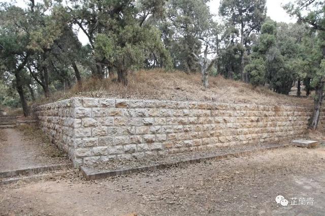 孟子墓侧旁享殿旁边的窄路走出孟林再次走到享殿,这里依然不开门,隔着