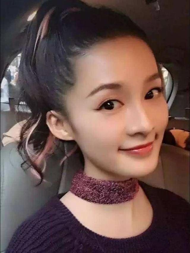 李沁吃火锅被拍,看到她的"淡妆状态",几乎找不到化妆痕迹