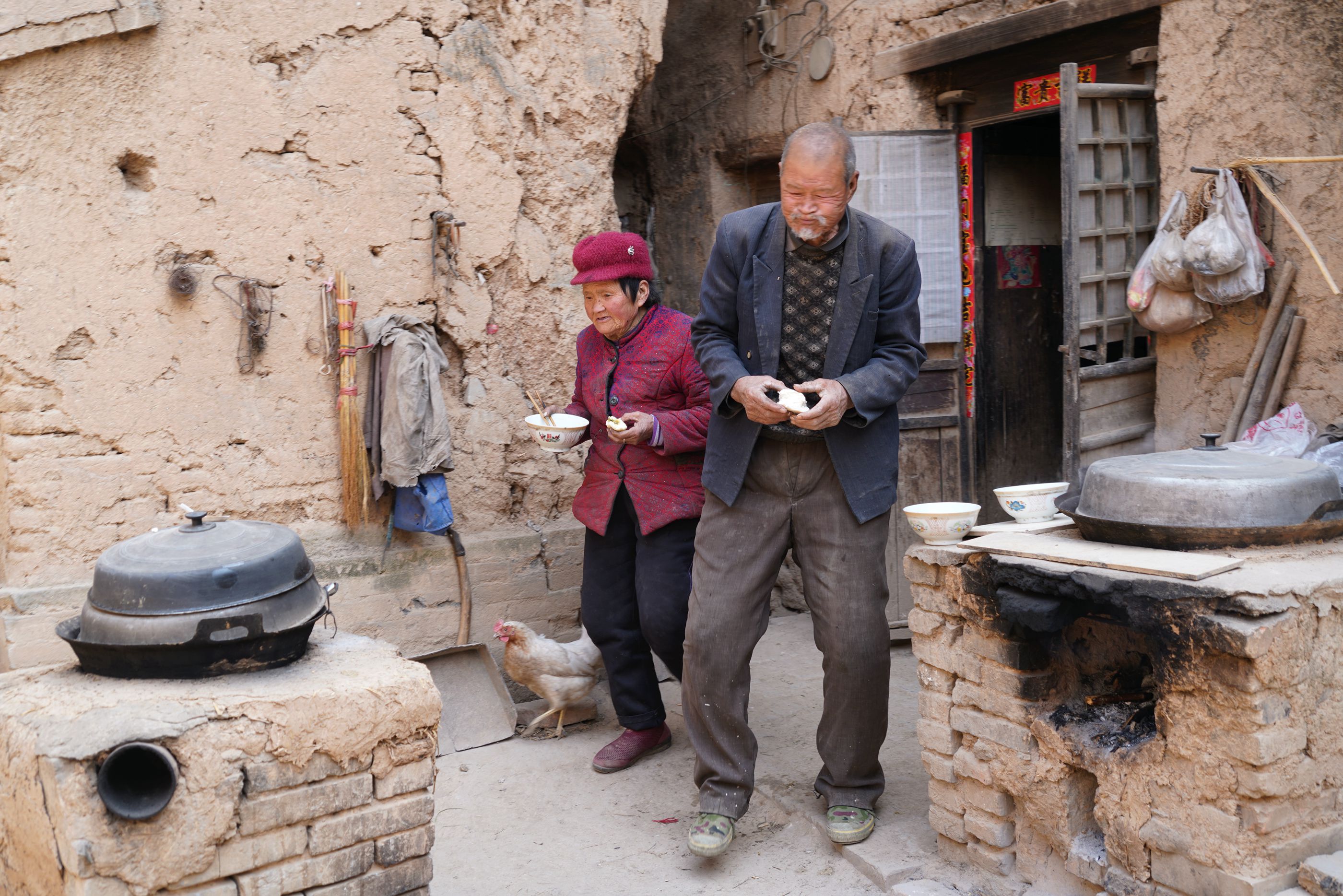 原创河南农村地坑院里7旬老人提起3个儿子很心酸看活成啥样