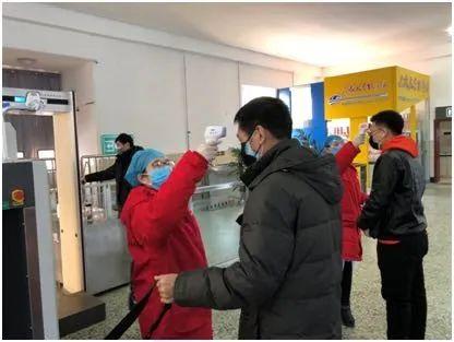 企业工厂陆续复工记者探访哈尔滨的隔离生活这些镜头让人心头一暖