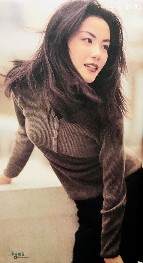 王菲25岁旧照曝光 绝美清纯长发飘逸满脸胶原蛋白