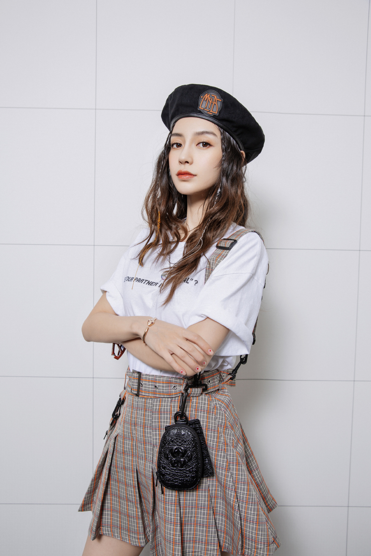 杨颖玩转时尚潮流身穿白色卫衣搭配黑色休闲裤少女感十足