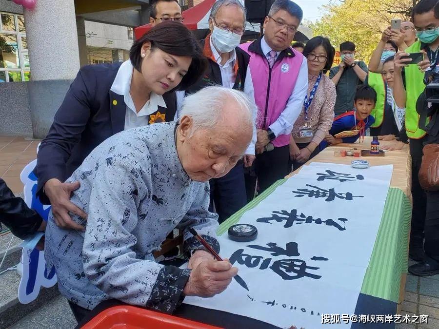 悬挂在各校的《礼义廉耻》牌匾是由台湾著名书法大师陈岳山书写,25日
