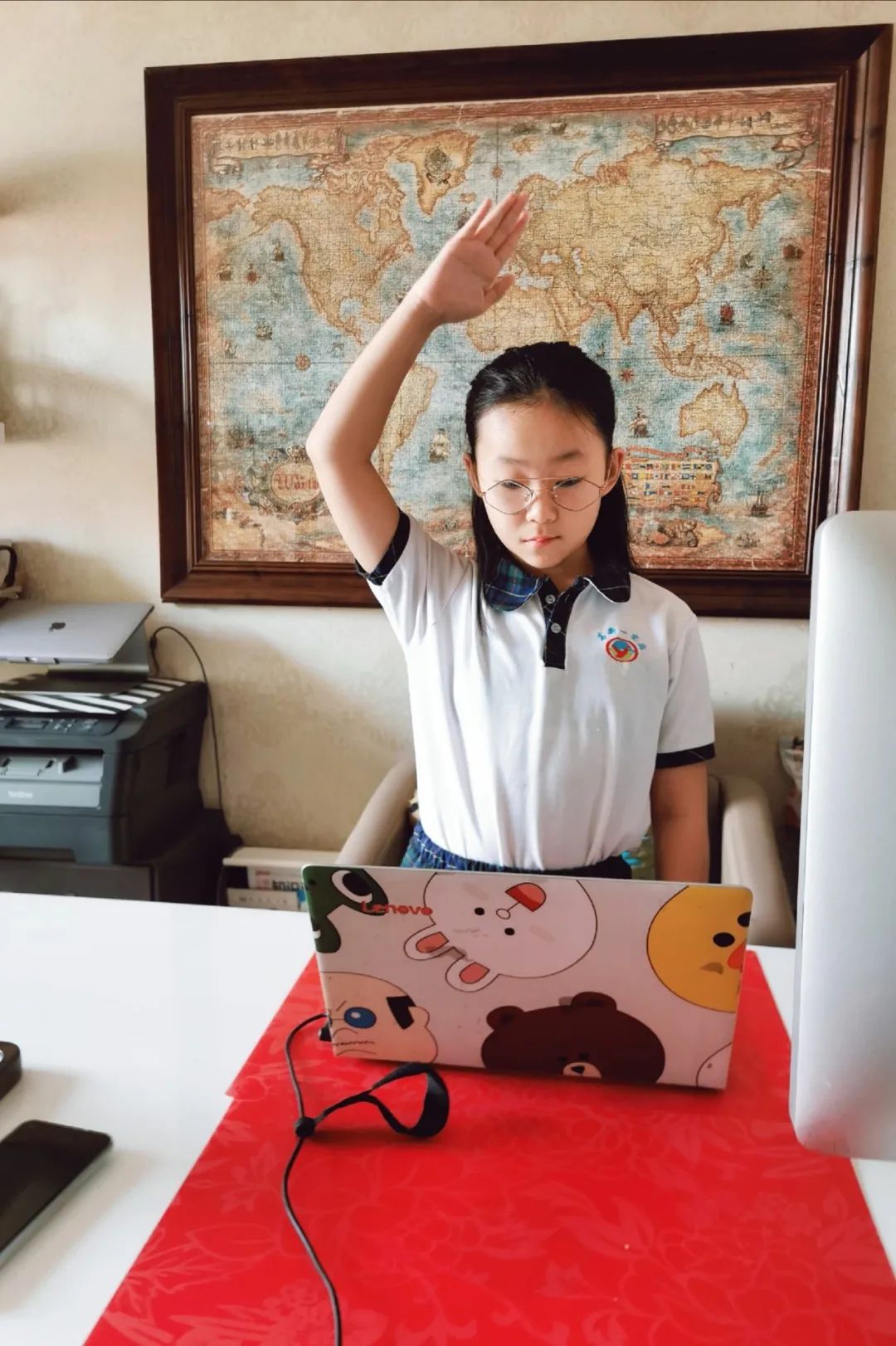 学生们穿着校服戴着红领巾,在升旗仪式上更是起立敬礼,高唱国歌.