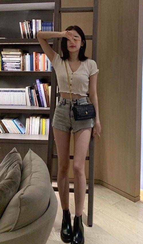 原创古力娜扎晒自拍穿吊带蕾丝衣女人味十足皮肤白皙太美了