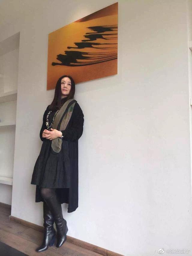 《还珠格格》"令妃"娟子生日晒照,54岁仍皮肤紧致,闭眼许愿少女感十足