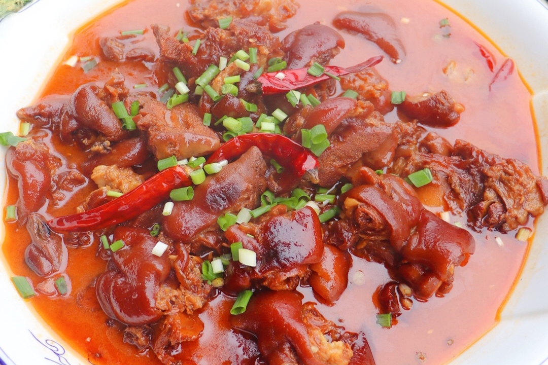 麻辣猪蹄这样吃才叫爽,一人吃8个,越吃越想吃