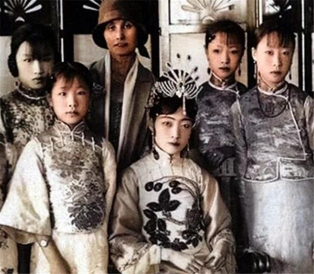 清朝皇帝溥仪皇后婉容和众多妃子彩色照片曝光网友这是真的