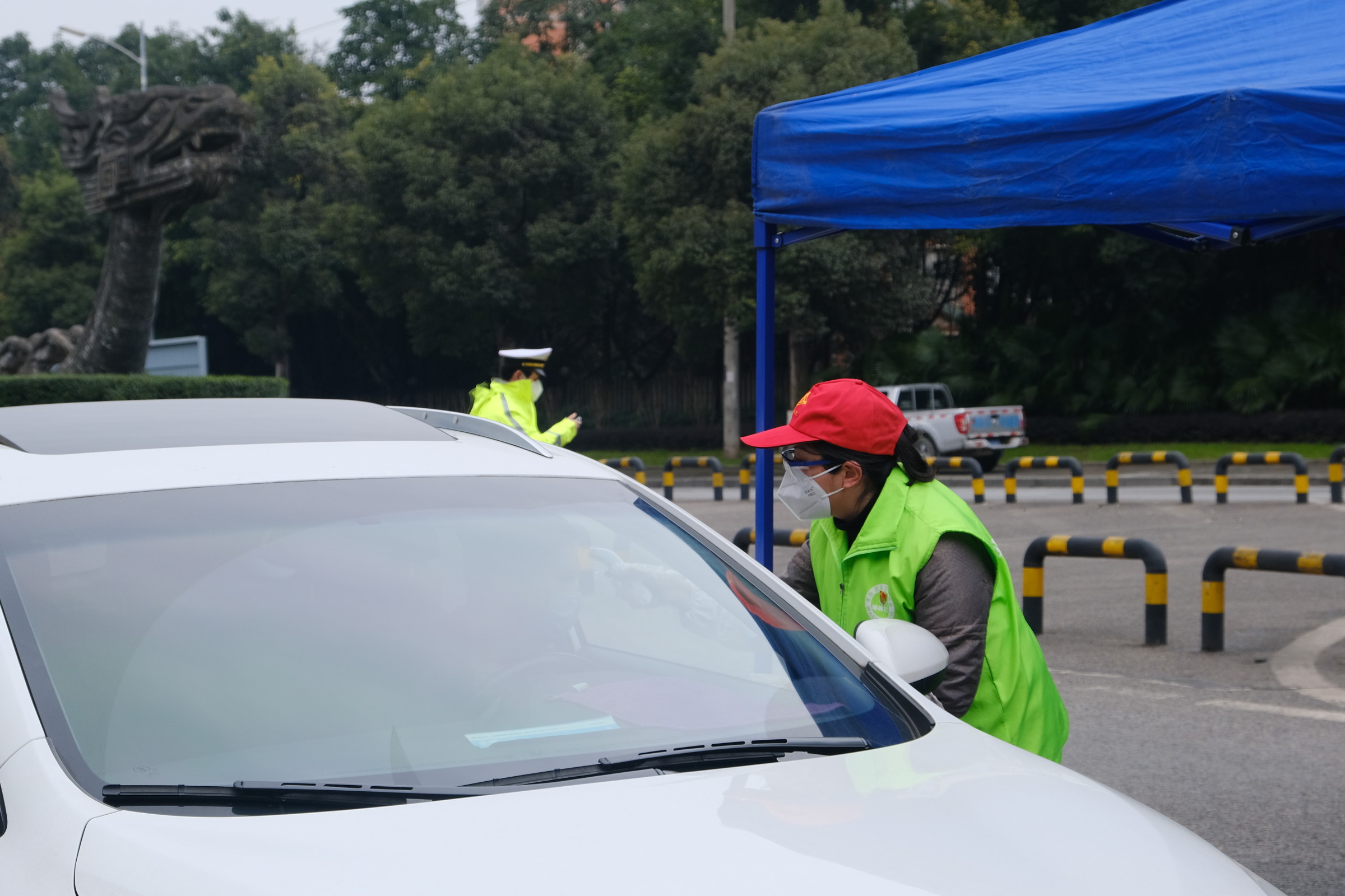 战疫最前线的 女战士大渡口区梅明社会工作服务中心执行主任杨元春 社工动态 梅明社工 梅明社工