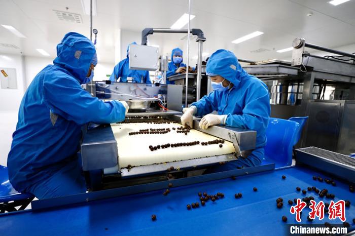 同仁堂成立了由86名年轻职工组成的"疫情防控青年突击队",每天奋战在