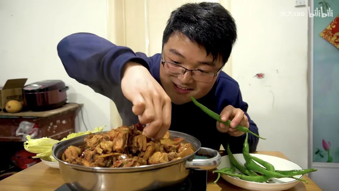 恩爱的大sao妻子,儿子小肥羊,乙醇教父大sao爸爸,还有我们的主角碳水