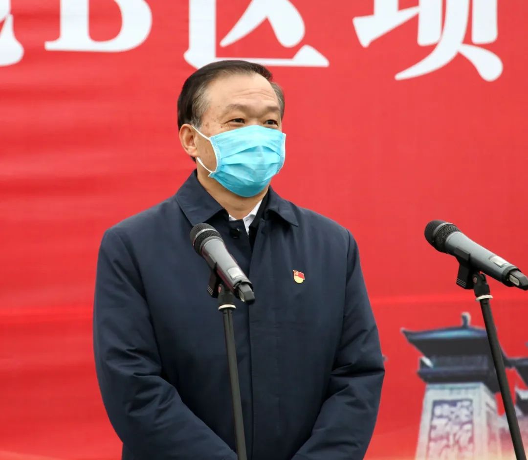 最后,市委书记胡五岳宣布项目开工令,全场顿时响起热烈的掌声.