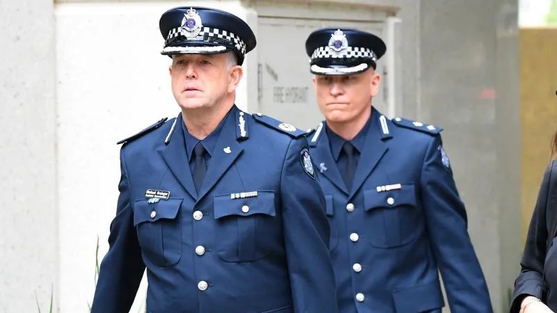 警方发信息求你停车无效任由瘾君子驾车冲上人行道撞