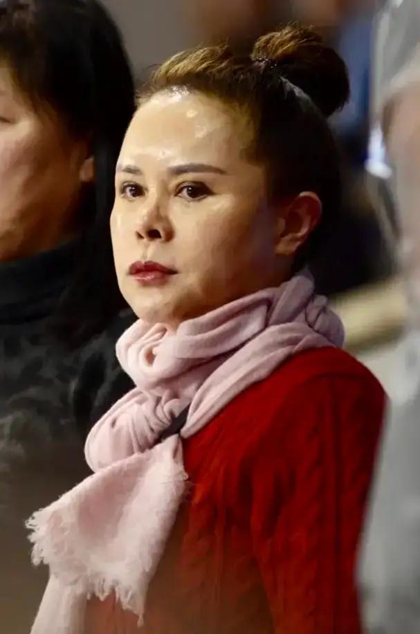 被带到《安家》里演戏,私下穿衣时髦跟姐姐太相像_孙艳