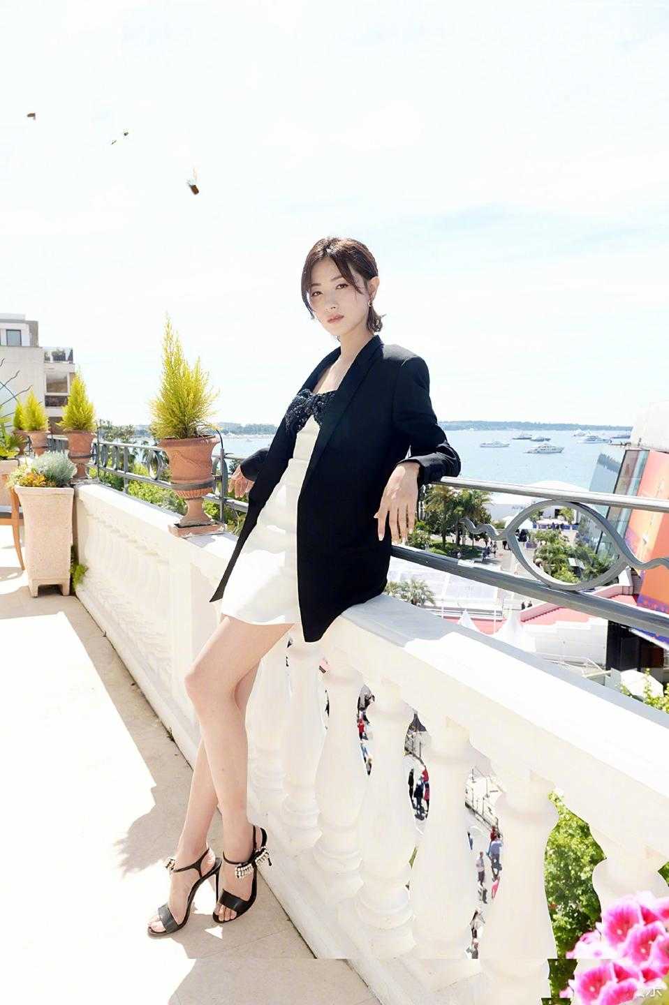 原创万茜到底有多美?黑色西装搭配抹胸裙知性潇洒,甜美温柔不失干练