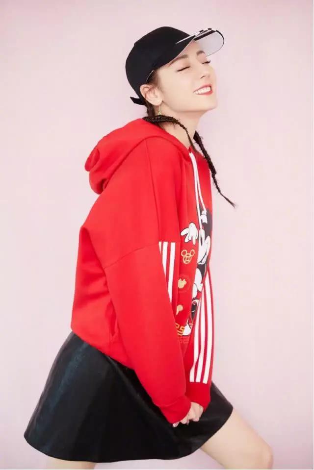 红色连帽卫衣,黑色百褶裙,宛如少女一般的俏皮感,有点婴儿肥的关晓彤