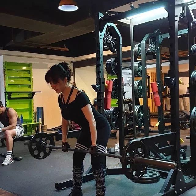 64岁翘臀阿姨身材完爆少女,跟儿子合影像情侣_jang