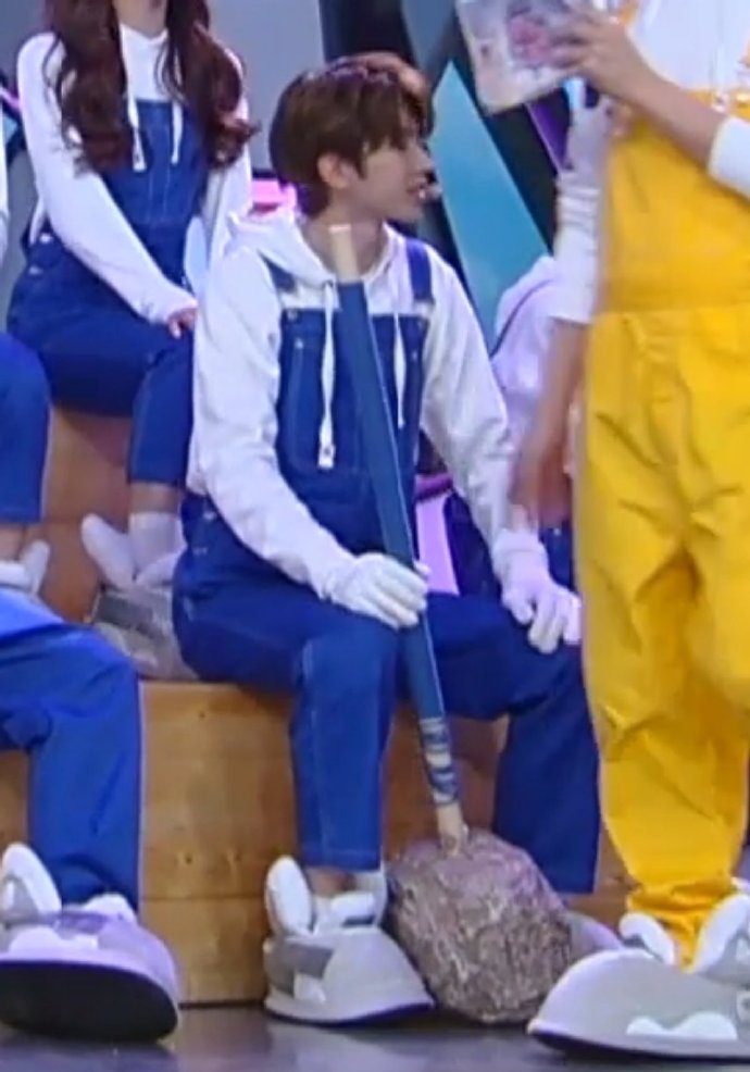 背带裤小坤精致侧脸优越十足 想在坤坤的鼻梁上滑滑梯!