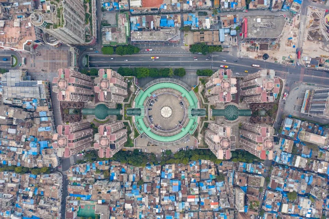 荔湾广场从航拍图可以看到,荔湾广场的造型设计比较特别,整个小鞘呈