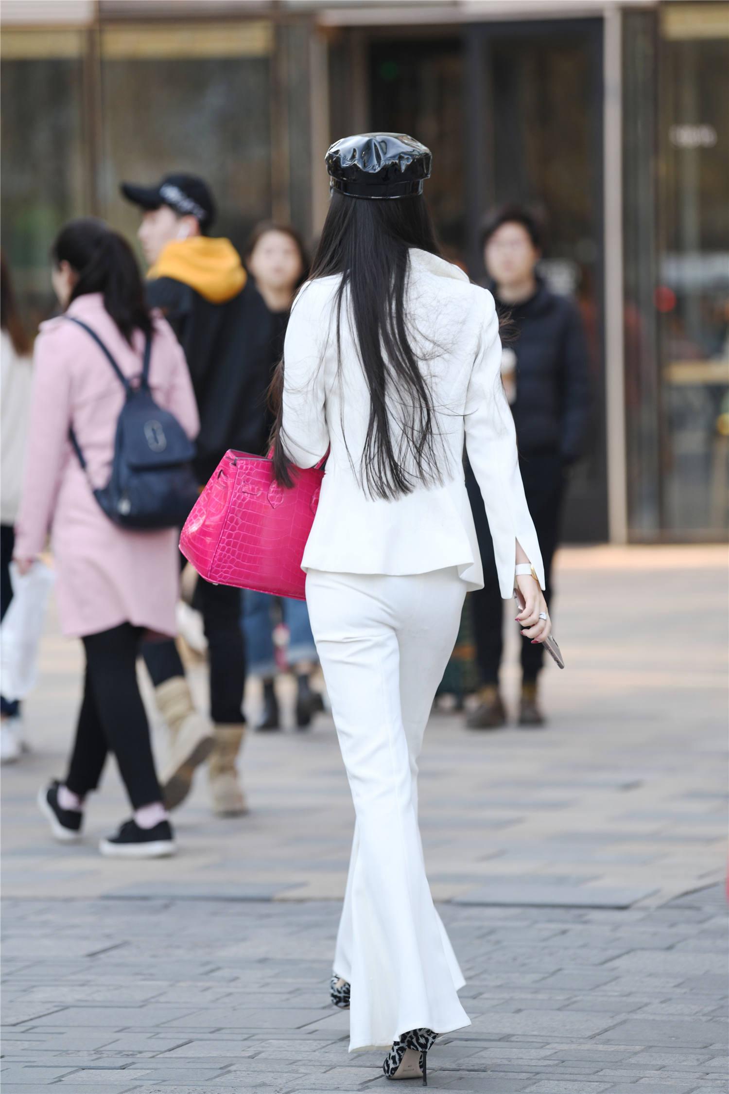 白色喇叭裤,搭配高跟鞋会更好看,也衬托出身材和展现气质