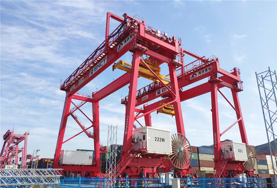 基地,是武汉船用机械有限责任公司的全资子公司,专业从事港口装卸机械