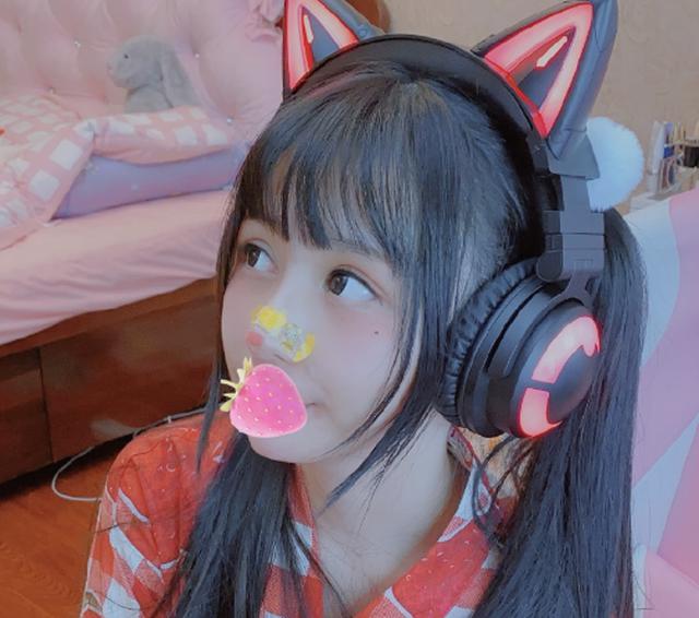 蔡萝莉为证自己不p图特意秀出眼镜腰网友是个狼人