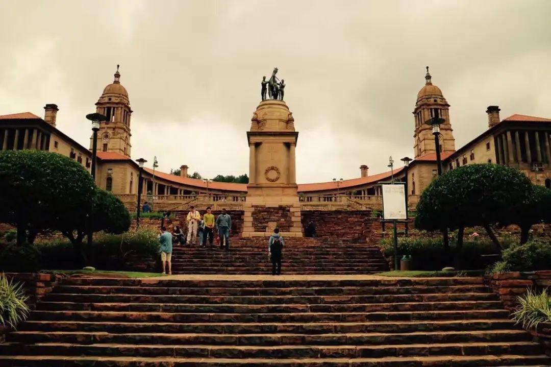 建立自 己独立的国家而赶着 牛车远离开普半岛的布尔人祖先(南非荷兰