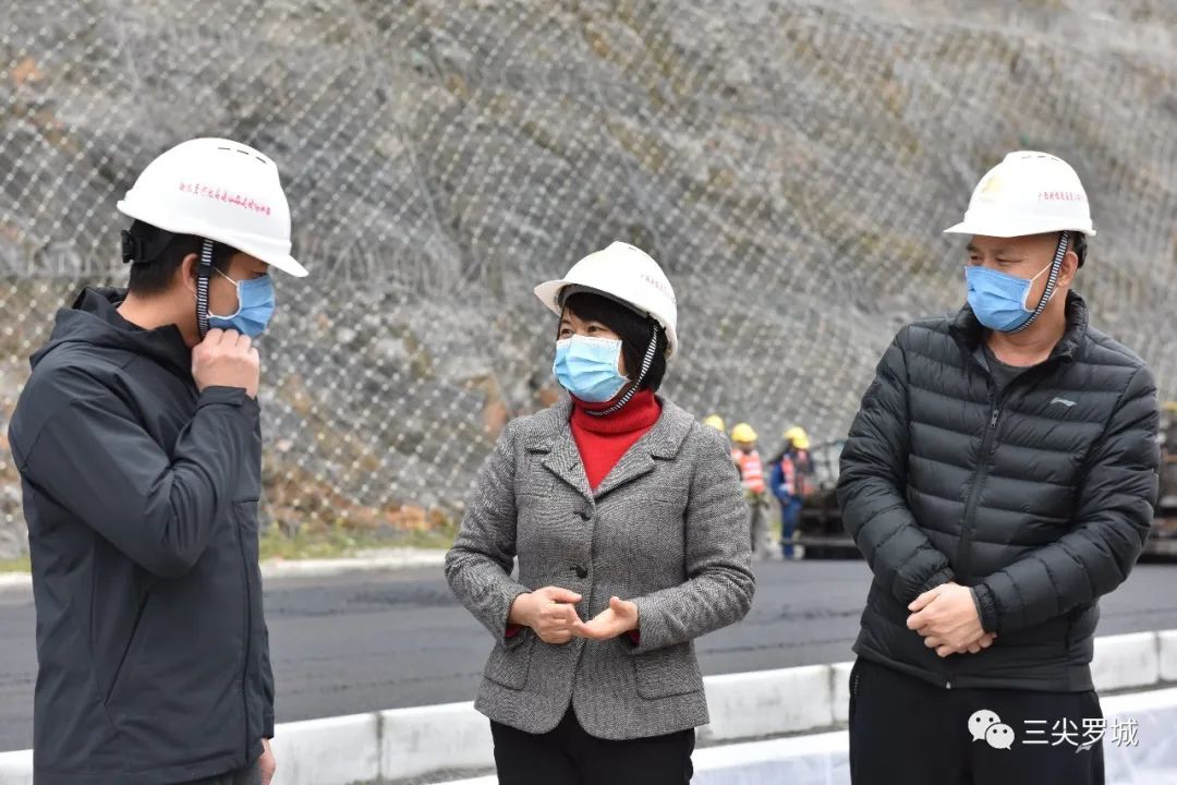 2月21日,县长潘秋琳到融水至河池高速公路(罗城段)项目施工现场调研