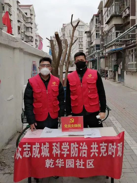 田玉来和刘云飞(右)已过不惑之年的刘云飞在2007年结束了自己的职业