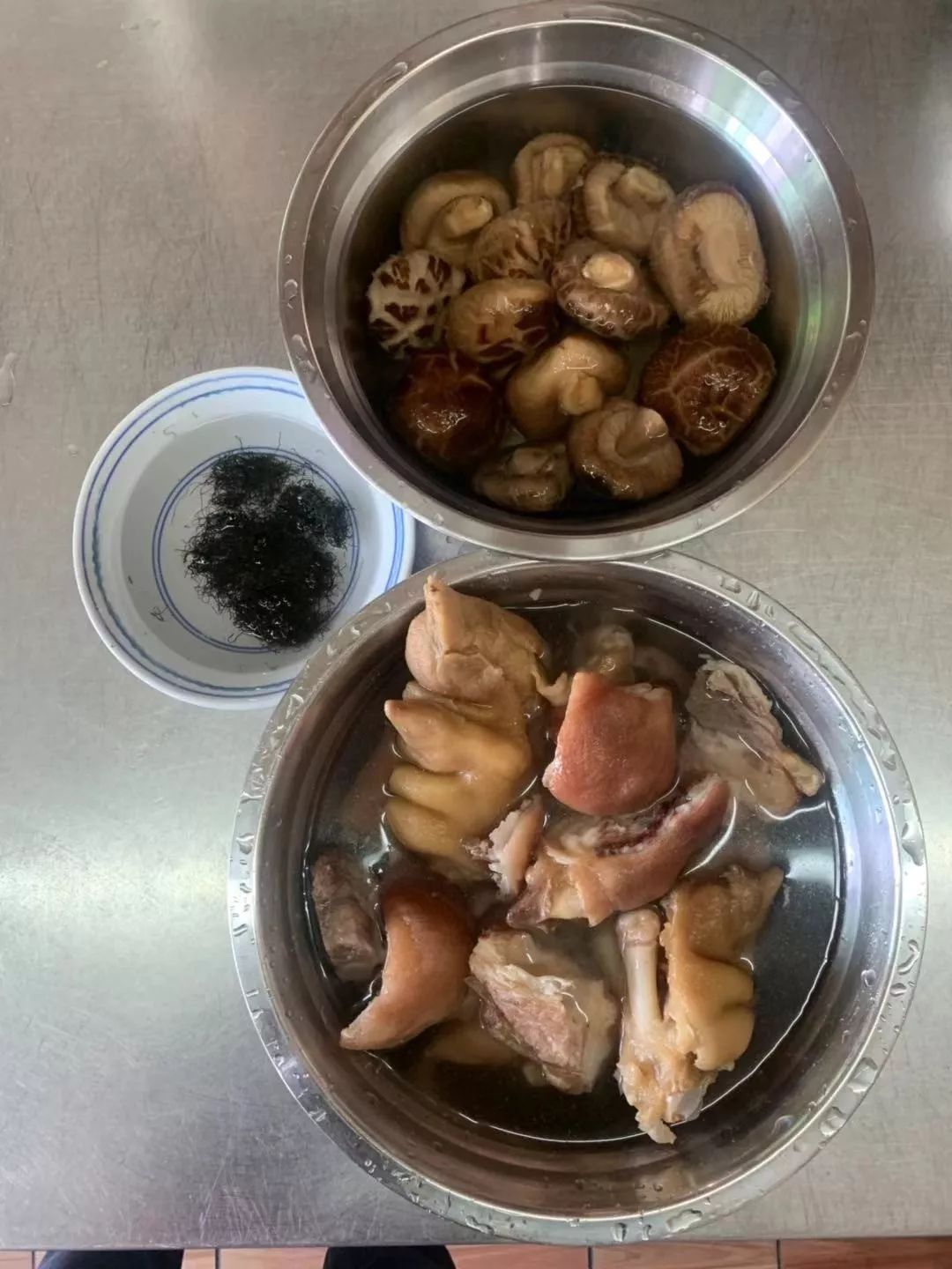 3装碗放冬菇猪手发菜淋上原汁扣25分钟至食材充分吸收