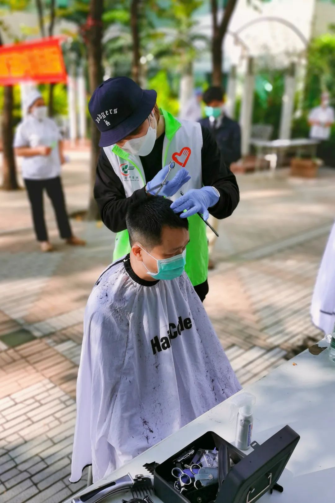  点击图片可查看大图 感动活动结束医护人员完成剪发后顿时