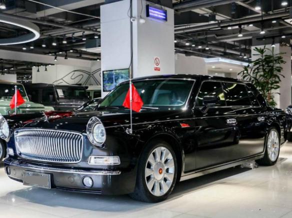 二手车行运来一辆国产车车尾有中国一汽标志全车电吸门