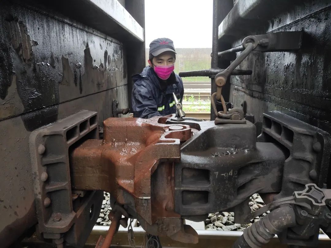 秦椿淇严格落实作业标准,防止了一起可能发生的列车管系故障.
