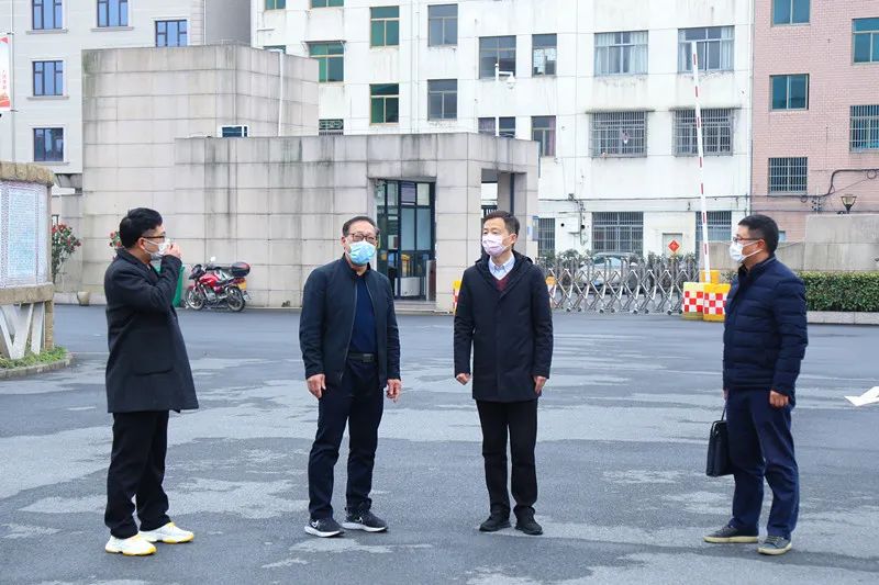 顾在响一行先后来到六石高中,六石初中,六石中心小学和六石实验幼儿园