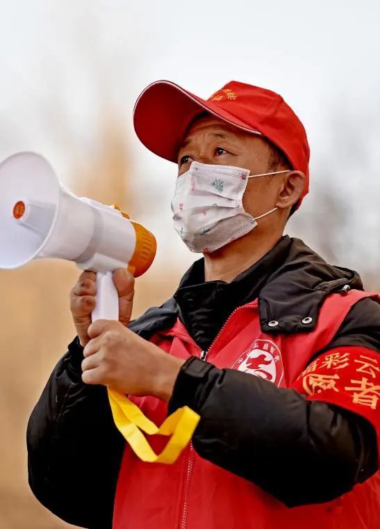 志愿者在防控疫情中郑重写下入党申请书
