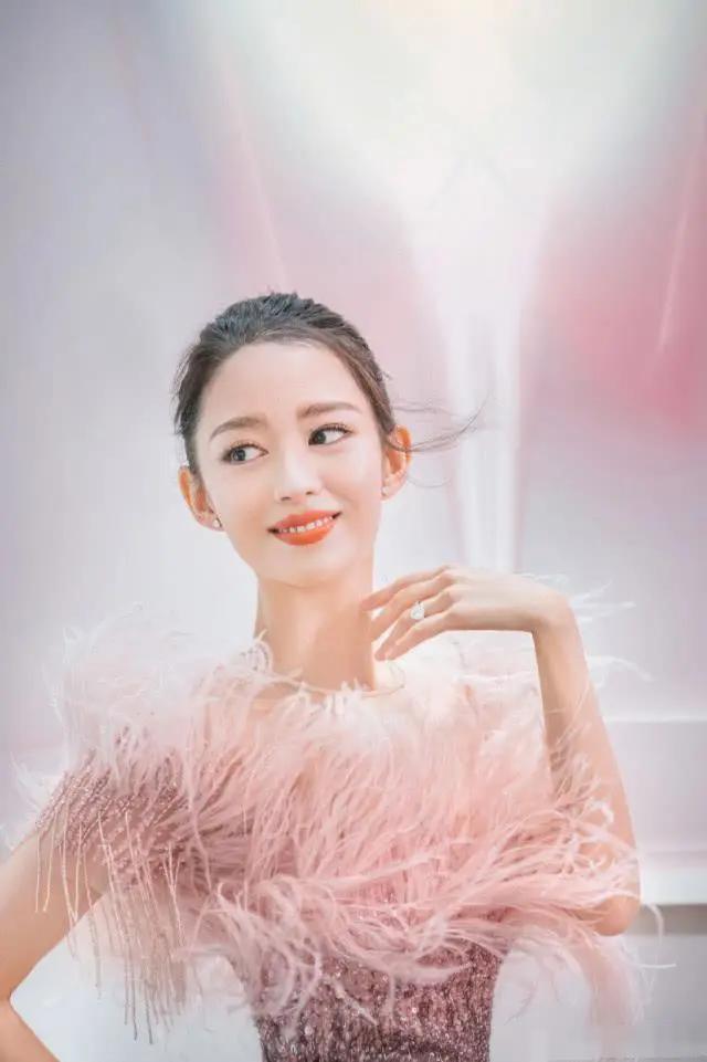 郎朗妻子吉娜化浓妆自拍眉毛突兀发际线粉显眼嘴唇更是夸张