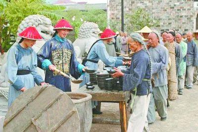 你知道在古代赈灾施粥的时候,为什么要往煮粥大锅里掺沙子吗?