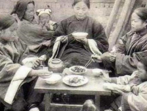 洋人镜头下晚清饮食老照片:富者田连阡陌,贫者无立锥之地!_农村