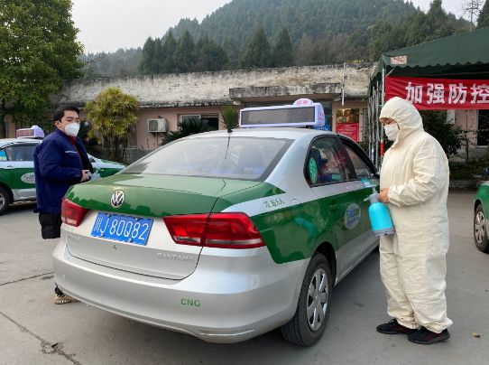 當全市客運班線,公交車暫停營運後,400餘臺出租車堅守一線保障市民