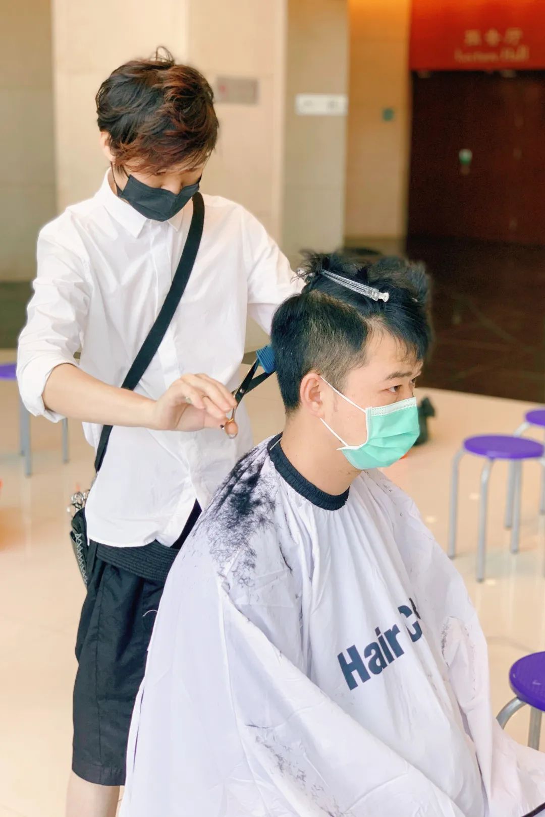  点击图片可查看大图 感动活动结束医护人员完成剪发后顿时